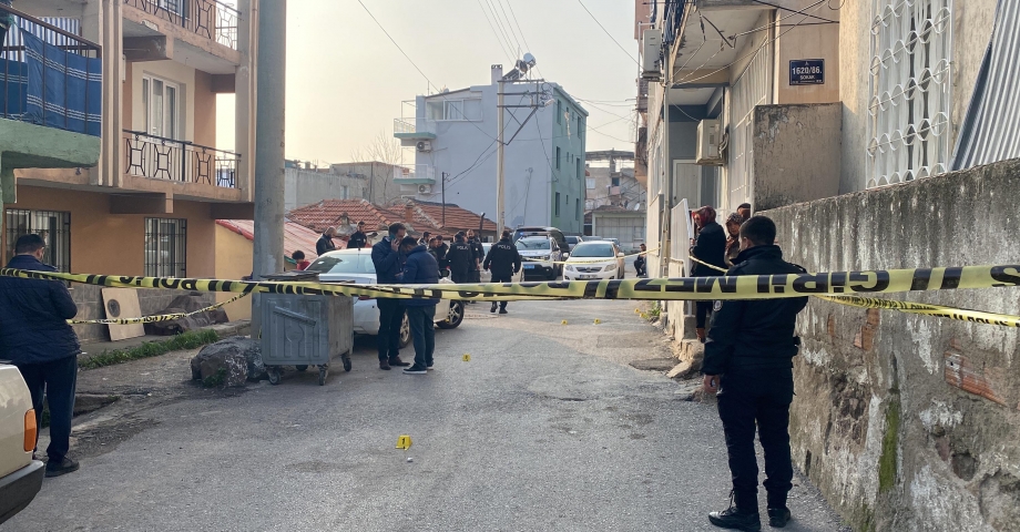 İzmir’de silahlı kavga: 1’i ağır 3 yaralı 