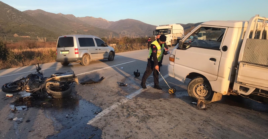 İznik'te, kamyonete çarpan motosikletli öldü