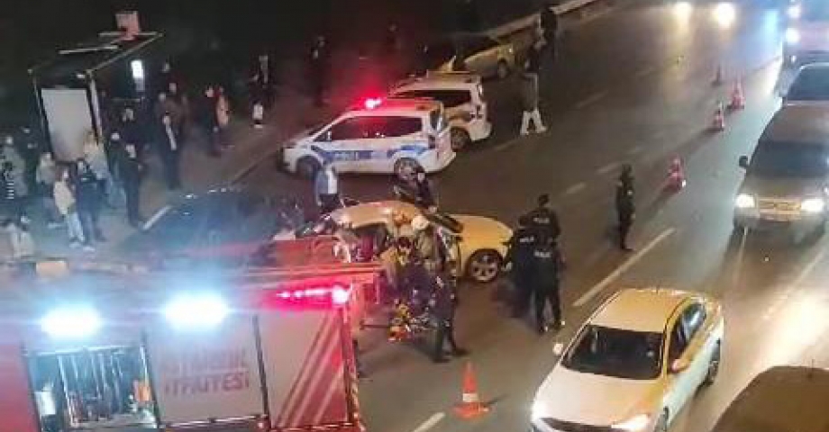  Kadıköy'de İETT otobüsünün de aralarında bulunduğu zincirleme kaza-1