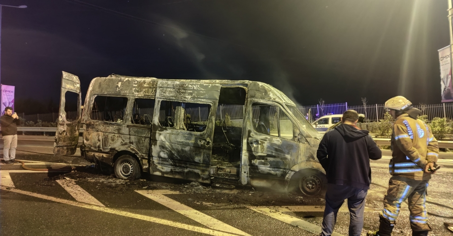Kağıthane'de servis minibüsü yandı