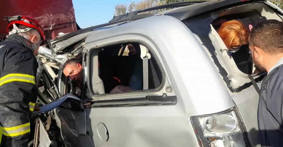 Karşı şeride geçen TIR, iki araca çarptı: 1 ölü, 2 yaralı