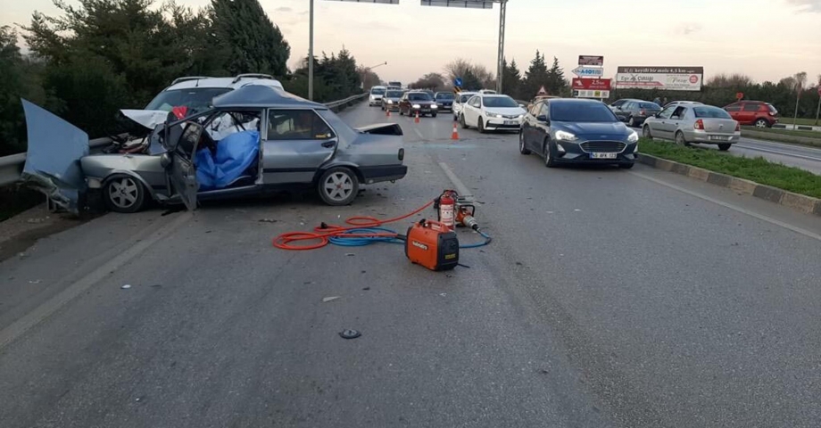 Karşı şeride geçip hafif ticari araçla çarpışan otomobildeki karı- koca öldü; 1 ağır yaralı