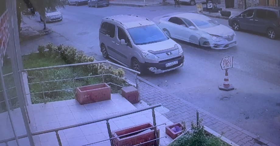 Kartal'da kaza yapan otomobil sürücüsünün kaçtığı anlar kamerada 