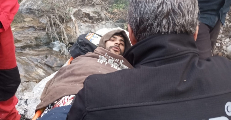 Kayalıklardan düşerek yaralandı, helikopterle kurtarıldı 