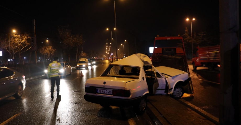 Kayseri'de otomobil aydınlatma direğine çarptı: 4 yaralı