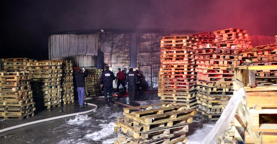 Kayseri'de palet fabrikasında yangın