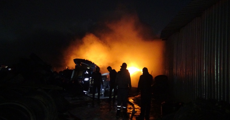 Kereste fabrikasının yanındaki atık lastikler yandı