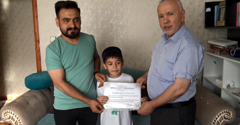 Kısa sürede Kuran-ı Kerim okumaya başlayan çocuğa sürpriz ziyaret