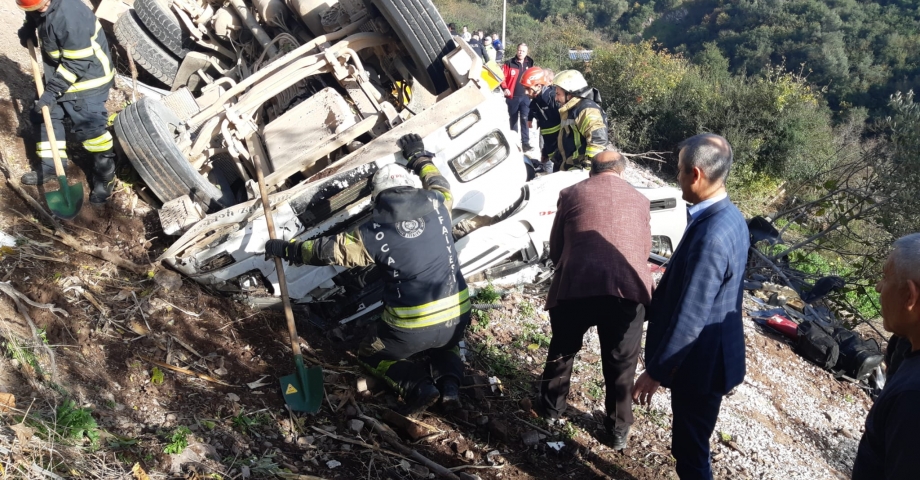 Kocaeli'de, şarampole devrilen kamyonun altında kalan sürücü öldü