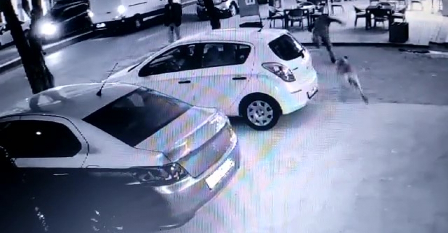 Köpeklerden kaçarken düşüp yaralandı; o anlar kamerada