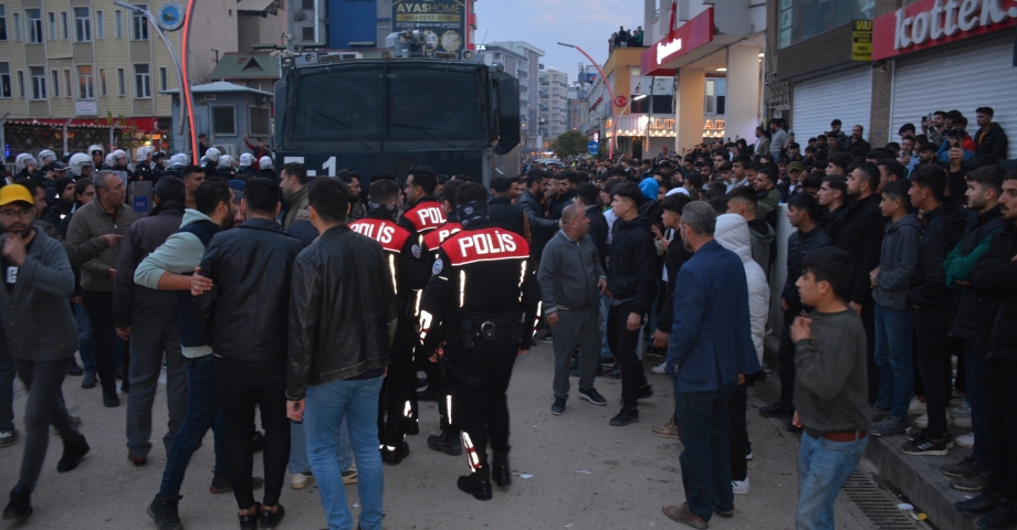 Kur'an-ı Kerim'i yırtarak küfretti; linçten polis kurtardı