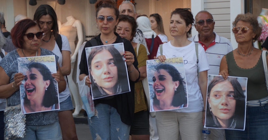 Kuşadası'nda, Pınar Gültekin'in katiline 'haksız tahrik' indirimi protestosu