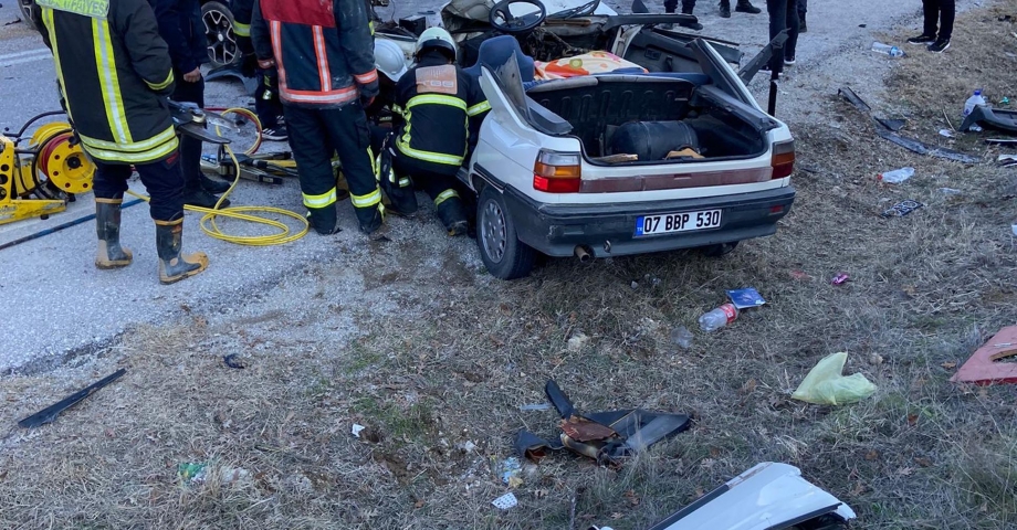 Kütahya'da otomobiller kafa kafaya çarpıştı: 1 ölü, 3 yaralı
