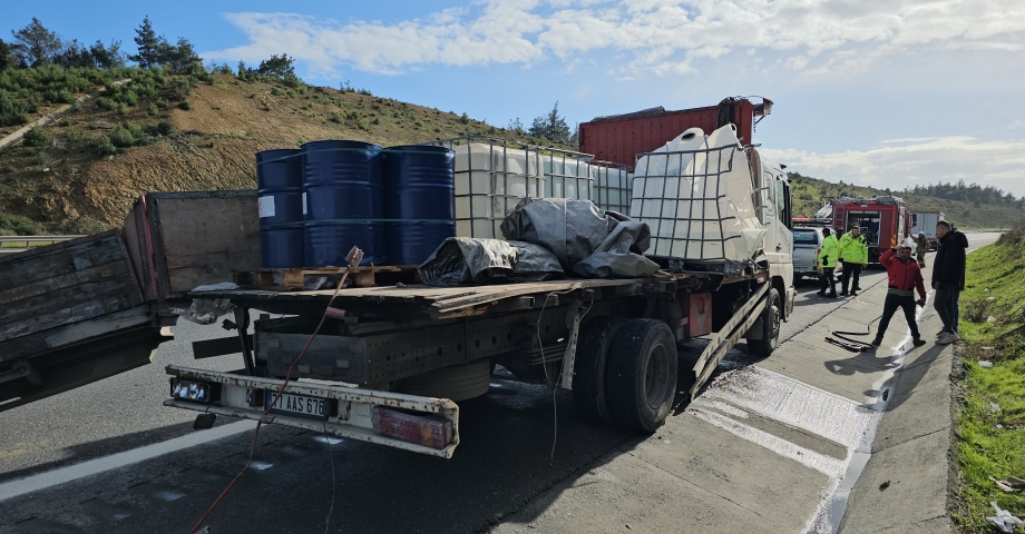 Kuzey Marmara Otoyolu'ndaki kazada kimyasal madde tedirginliği 
