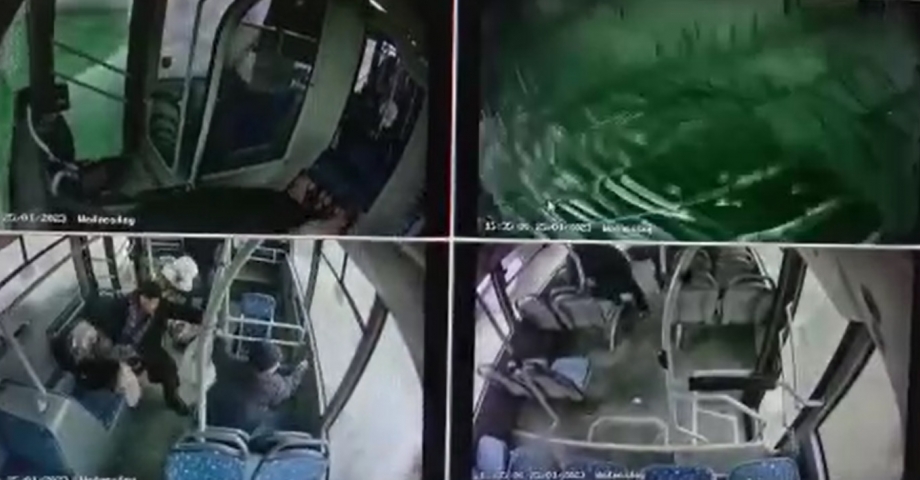 Malatya'da halk otobüsü, baraj gölüne devrildi: 4 yaralı (3)