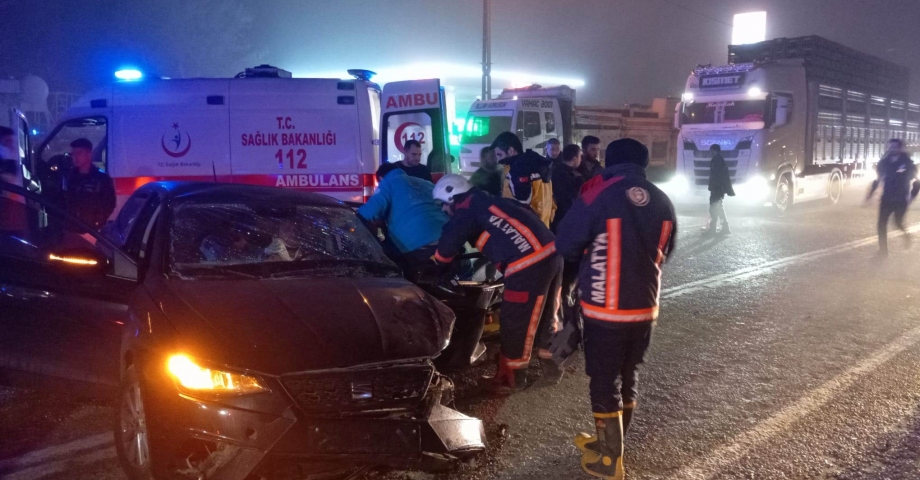 Malatya'da iki otomobil çarpıştı: 1 ölü, 5 yaralı