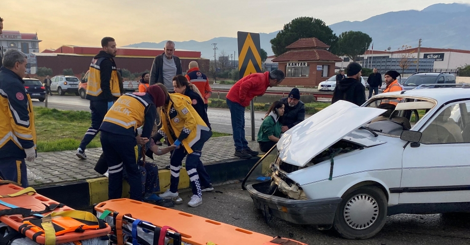 Manisa'da 2 otomobil çarpıştı; 8 yaralı