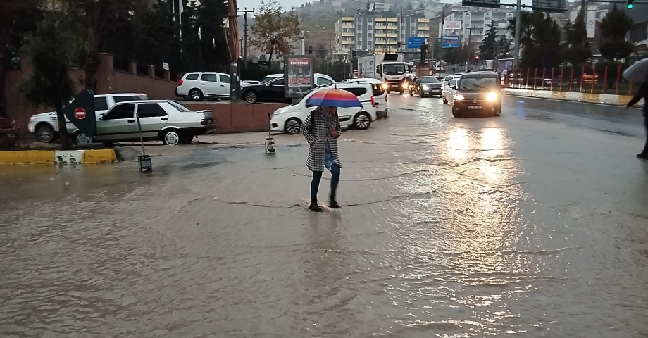 Mardin'de sağanak; cadde ve sokaklar suyla doldu