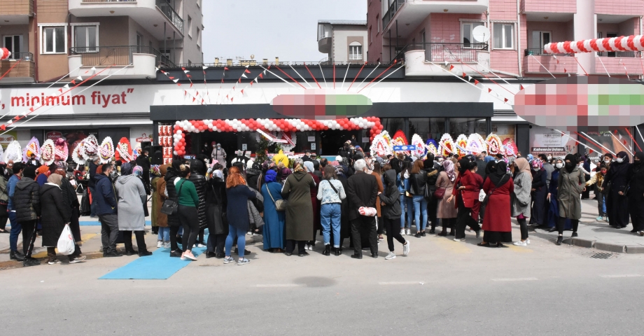 Market açılışında koronavirüse rağmen 'indirim' izdihamı
