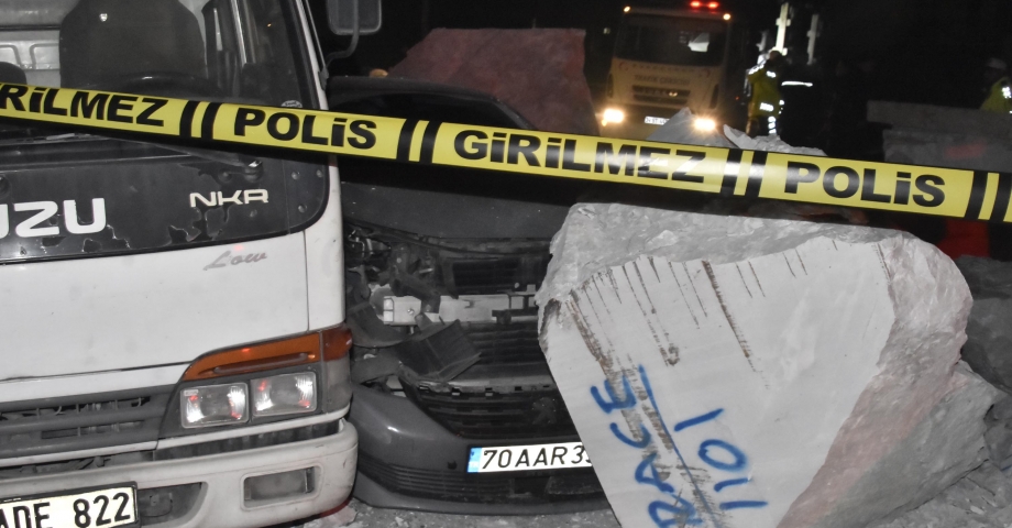 Mermer yüklü TIR, ışıkta bekleyen araçlara çarpıp devrildi: 5 yaralı 