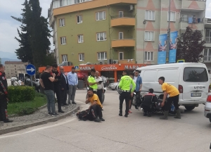 Devriye atarken motosikletiyle aniden yola çıkan minibüse çarpan polis, yaralandı