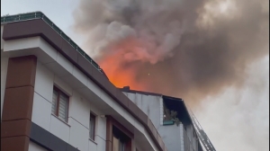 Ek fotoğraflar // Kağıthane'de binanın çatısı alev alev yandı 