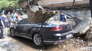 /geniş haber/ - Zeytinburnu'nda istinat duvarı 4 aracın üzerine çöktü