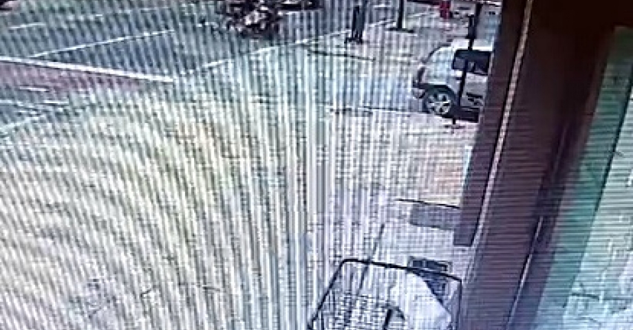 Motosikletin, bisiklete çarptığı kaza kamerada: 2 yaralı