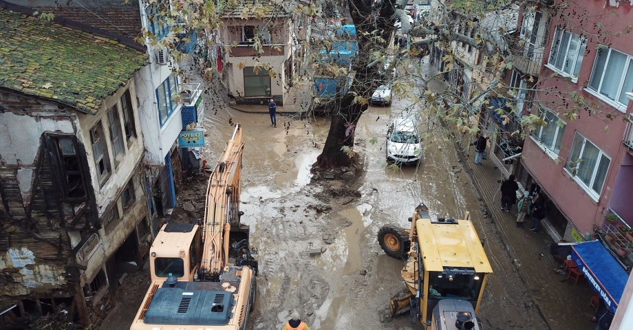 Mudanya'da sel etkili oldu; dereler taştı, araçlar sular içinde kaldı / Ek fotoğraflar