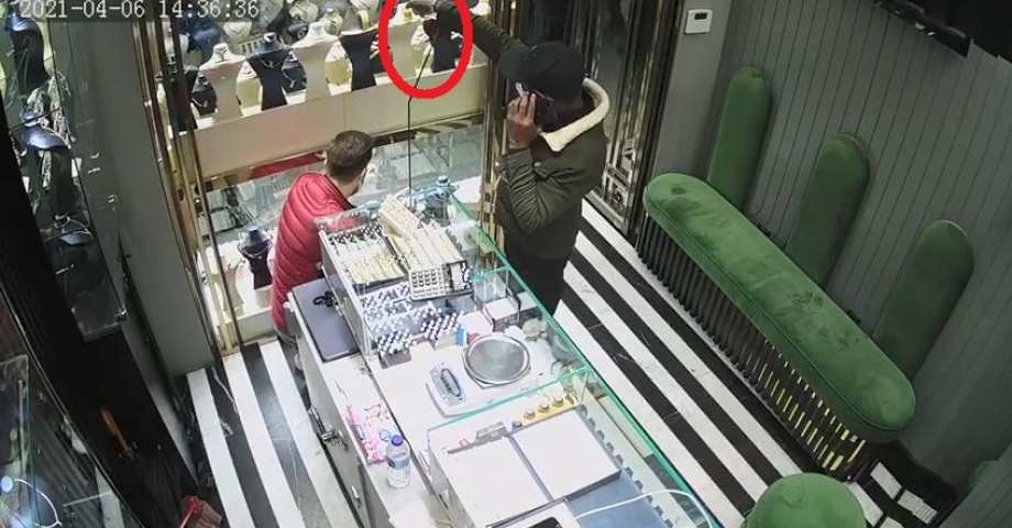 Müşteri gibi girdiği kuyumcudan 20 bin liralık bileklik çaldı; o anlar kamerada