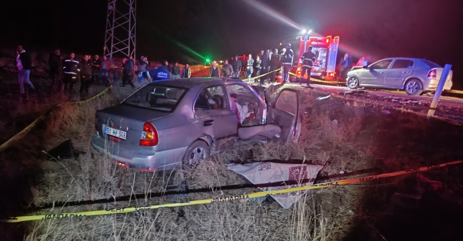 Niğde'de 2 otomobil kafa kafaya çarpıştı; karı- koca öldü, 3 yaralı