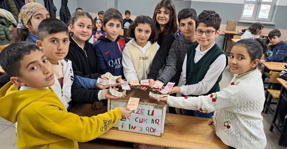 Ortaokul öğrencileri, harçlıklarını Filistin'e gönderdi
