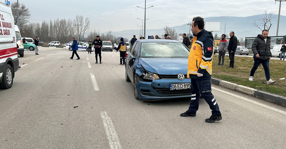 Otomobil ile çarpışan elektrikli bisikletteki anne- oğul yaralandı