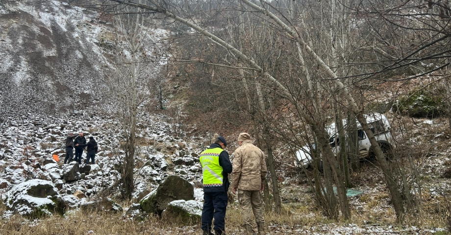 Otomobil, şarampole yuvarlandı; sürücü ağır yaralı, eşi öldü