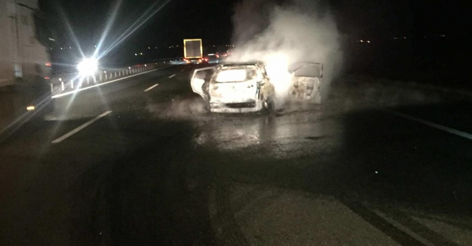 Otoyolda TIR'ın parçalanmış lastiğine çarpan otomobil alev alev yandı