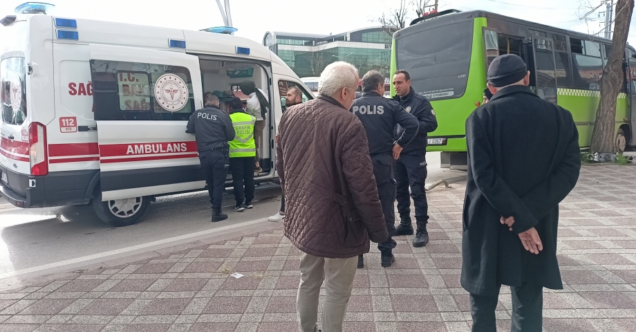 Özel halk otobüsü, durakta yolcu alan belediye otobüsüne çarptı: 6 yaralı
