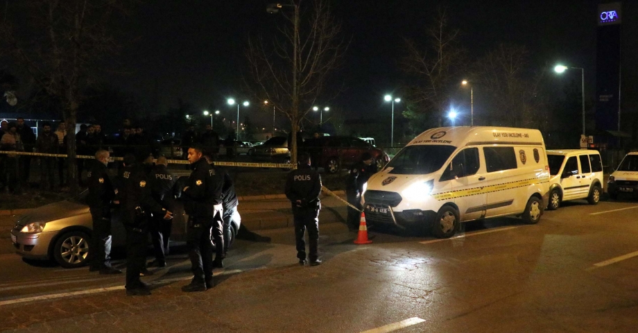 Park halinde ikaz lambaları yanan otomobilde ölü bulundu