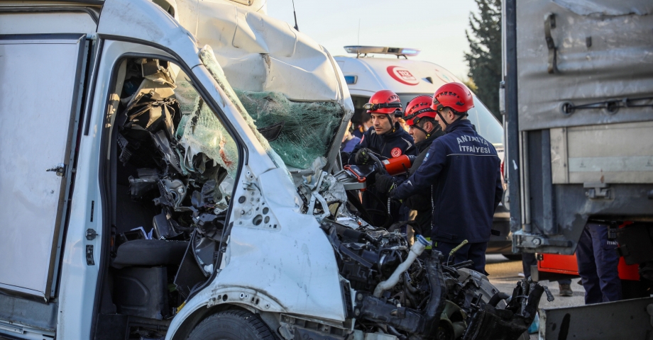 Park halindeki TIR'a çarpan minibüsün sürücüsü öldü