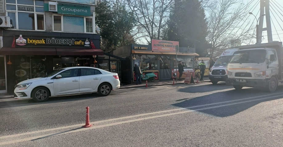 Polis merkezinin karşısındaki börekçinin önünde otururken bıçaklandı