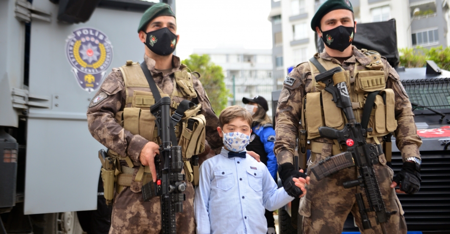 Polisin operasyon araçları bu kez engelli çocuklar için çalıştı