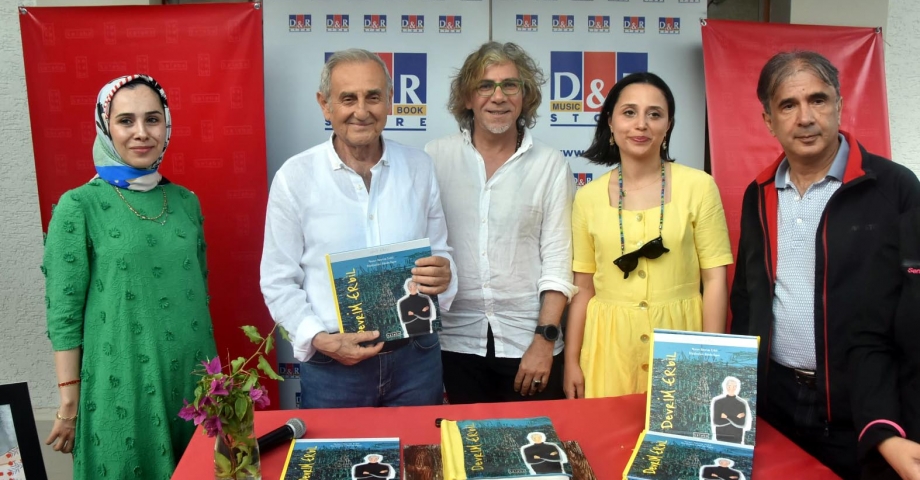Ressam Devrim Erbil fırçasını kaleme döktüğü kitabını Bodrum'da çocuklar için imzaladı