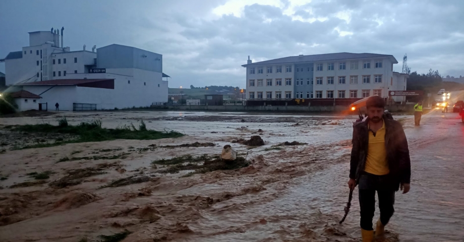 Samsun'da sağanak ve dolu etkili oldu; bazı bölgeleri su bastı