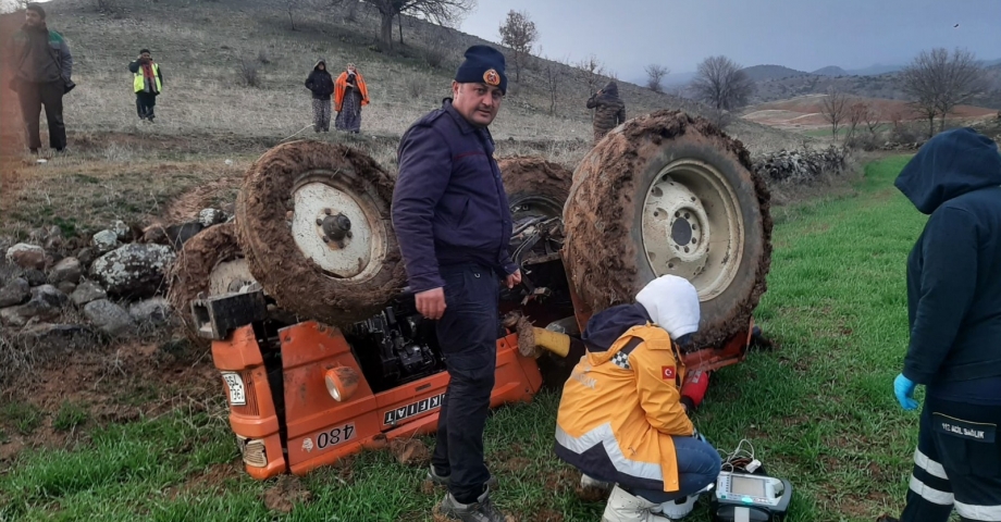 Şarampole devrilen traktörün altında kalan çiftçi öldü