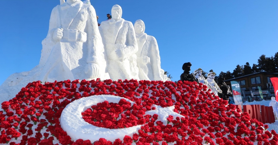 Sarıkamış'ta 'Karı yorgan edenler' heykeli açıldı