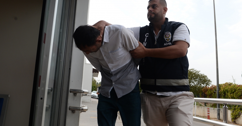 Şermin'i, arkadaşlarıyla dışarı çıkmak isteyince başını taşla ezerek öldürmüş