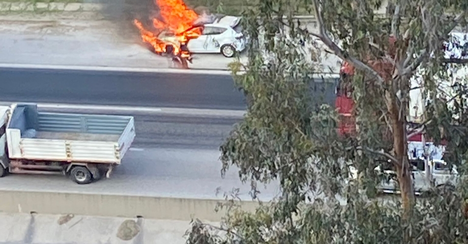 Seyir halinde motoru tutuşan otomobil, kullanılmaz hale geldi