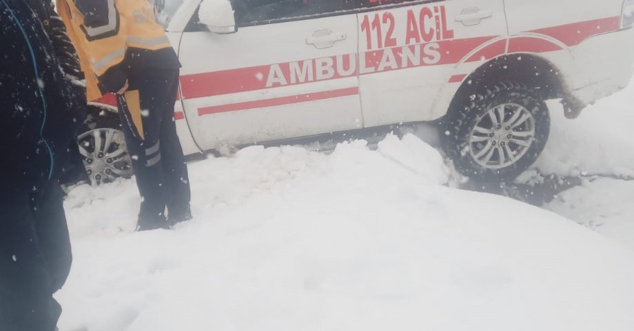 Siirt'te yolda mahsur kalan ambulansı karla mücadele ekipleri kurtardı