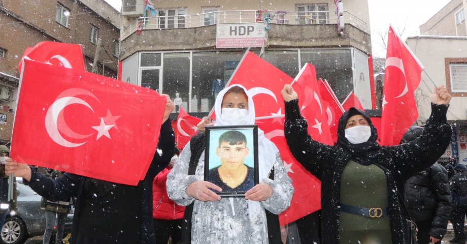 Şırnaklı kadınlar, HDP önündeki eylemine 24'üncü haftada yoğun karda devam etti