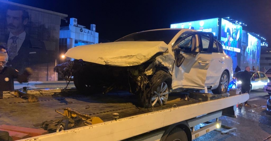 Şişli'de D-100 Karayolu'nda makas attığı iddia edilen otomobil kaza yaptı: 2 yaralı