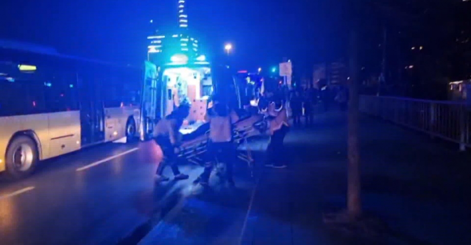 Şişli'de İETT otobüsü park halindeki kamyona çarptı: 9 yaralı